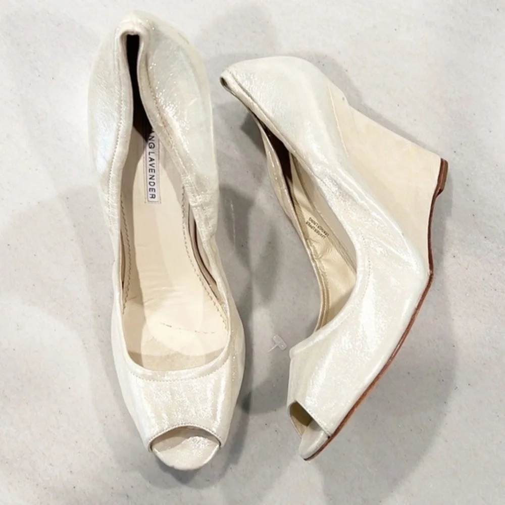 Vera Wang Miranda Gold Pump Sandal Wedge Metallic size 9.5